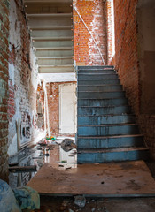 Schody w opuszczonym budynku