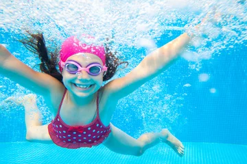Foto op Plexiglas girl swim in  pool © yanlev