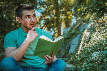 mit der hand am kinn über eine rezession für ein buch nachdenken