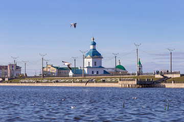 Fototapeta na wymiar seagulls on the background of the assumption Church in Cheboksary,filmed on a Sunny spring day