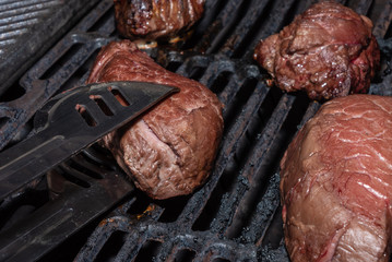 Rinderfilet auf Grillrost beim Wenden 2