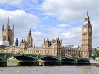 Fototapeta na wymiar english parliament building with big ben clock and the tower