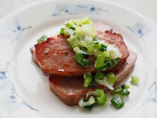 돼지고기 햄 구이와 파 