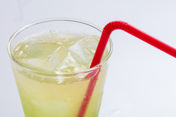 白背景にキウイジュースのイメーズお酒カクテル真夏冷たい