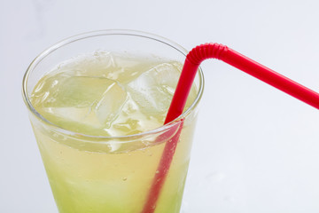白背景にキウイジュースのイメーズお酒カクテル真夏冷たい