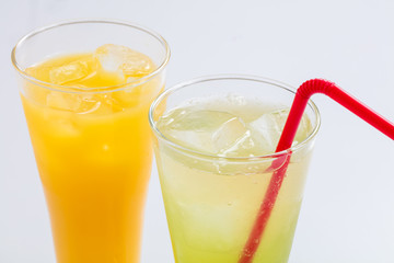 白背景にキウイジュースとマンゴージュースのカクテルお酒