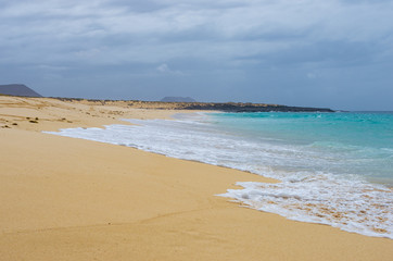 Fototapeta na wymiar Landscape of the beach Playa de las Conchas in the island of La Graciosa