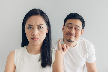 Sulk and reconcile couple lover in white t-shirt and grey background.