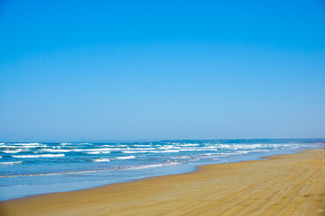 Sandy beach waves.  砂浜の波