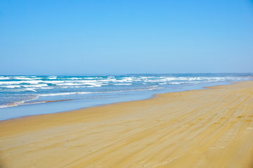 Fototapeta na wymiar Sandy beach waves. 砂浜の波