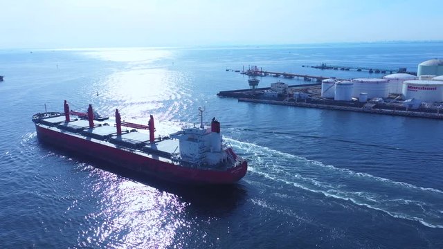 港とコンテナ船
