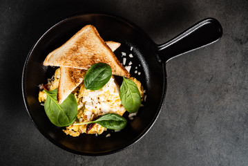 scrambled eggs with toasts