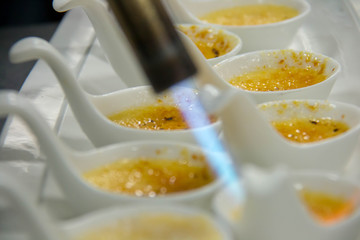  cream brûlée in a white spoon