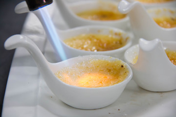  cream brûlée in a white spoon