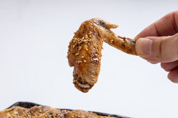 手羽先を手で持ち寄りのイメージおつまみ