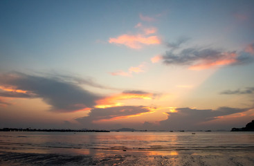 Naklejka premium Kolorowy zmierzch na dennym głąbika tle