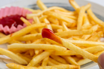 ファーストフードのポテトフライ揚げ物子供大好物高カロリー