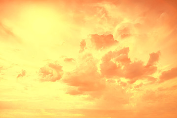 Fototapeta premium sunset sky background / blurred abstract texture summer sky at sunset