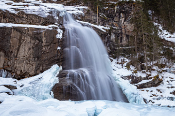 Fototapeta na wymiar Krimmler Wasserfall im Pinzgau, Österreich im Winter
