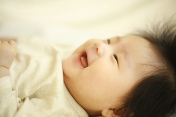 Fototapeta na wymiar 笑顔の赤ちゃん