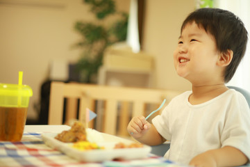食事する男の子