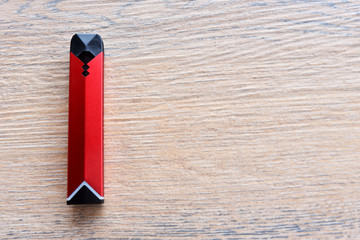 Disposable vape pen with refill pod