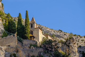 Fototapeta na wymiar Vue sur la chapelle en haut de village Moustiers-Sainte-Marie au printemps. 