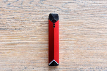 Disposable vape pen with refill pod