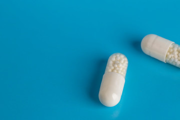 White medicinal tablets and capsules