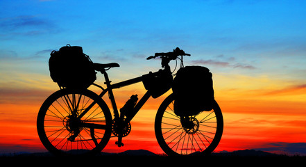 Fototapeta premium silhouette vintage bike on sunrise