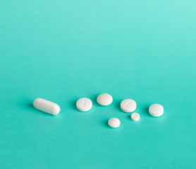 White medicinal tablets and capsules