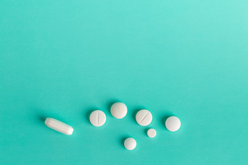 White medicinal tablets and capsules