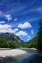 梓川。中部山岳国立公園を流れる清流。松本　長野　日本。８月下旬。