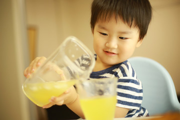 飲み物を注ぐ男の子