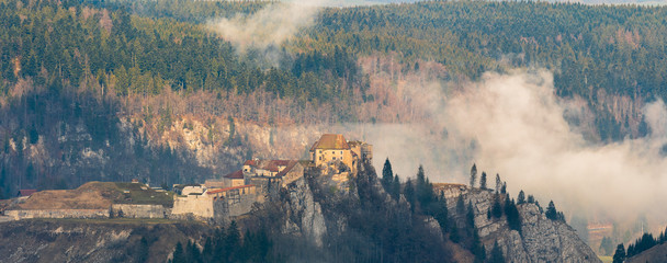 Le château de joux, imprenable perché sur son piton rocheux
