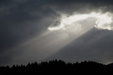Fototapeta premium Sonnenstrahlen zwischen den Wolken