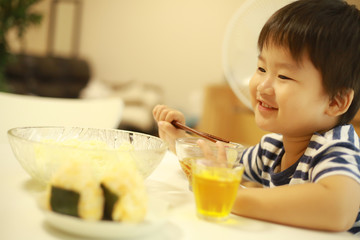 食事する男の子
