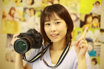 写真を撮る女性