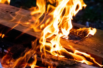 Glühend rot-orange loderndes Osterfeuer erhellt die Nacht auf romantische Weise