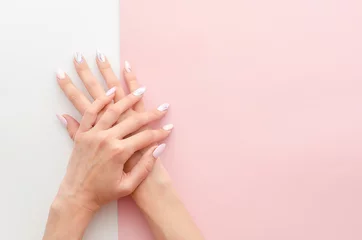 Poster Bovenaanzicht vrouw handen manicure met nagel schilderij werk. Tekenen op nagels banner concept voor een schoonheidssalon met kopieerruimte © woodpencil