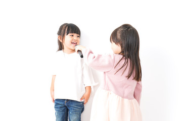 歌を歌う女の子たち