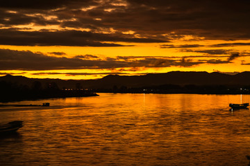 Obraz premium In the morning, the sun rises on the banks of the Mekong River in the Golden Triangle, Chiang Rai, Thailand.