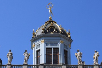 Toit, lucarne et statues dorées d'un bâtiment de la Grand'place de Bruxelles