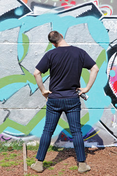homme tagant mur