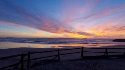 Fototapeta na wymiar Wenn Dich die Wellen des Pazifik den ganzen Tag gefordert haben auf dem Surfbrett, dann belohnt Dich der Tag mit diesem Schauspiel Panorama Sunset Surferspot Peniche in Portugal