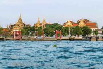 Naklejka premium Krajobrazowy widok rzeki Menam z Wat Phra Kaew i Grand Palace w tle. Bangkok, Tajlandia.