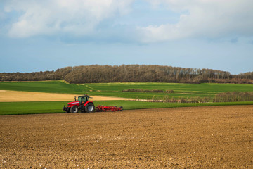 agriculteur labourant ses champs