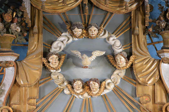 Colombe. Eglise Saint-Loup. Servoz. / Dove. Saint-Loup Church. Servoz.