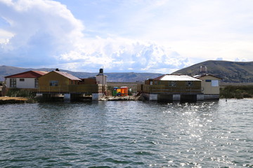 ウロス島　チチカカ湖　プーノ