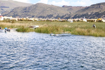 ウロス島　チチカカ湖　プーノ